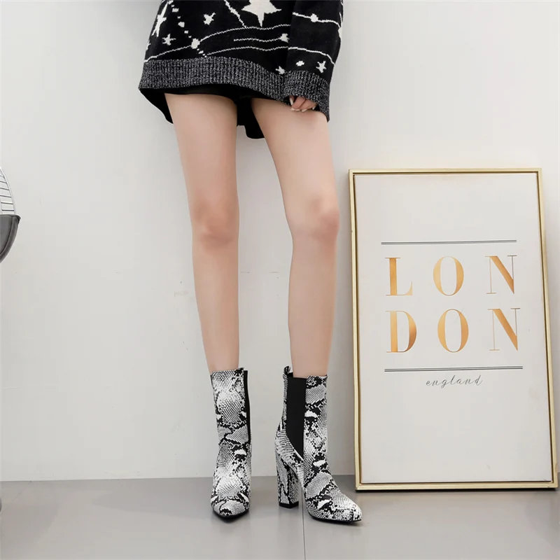 899A8379