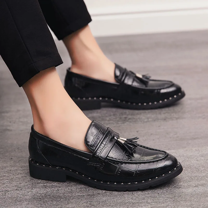

Men Leather Casual Designer loafers Shoes outdoor slip on Soft Metal Fashion Flats tassel moccasins Luxury mens shoes 4
