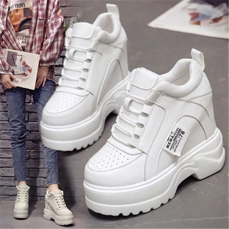 Белые кроссовки. Как называются кроссовки на платформе. Крассовкина платформе. Женские кроссовки на платформе swyivy. Как называются кроссовки на платформе.