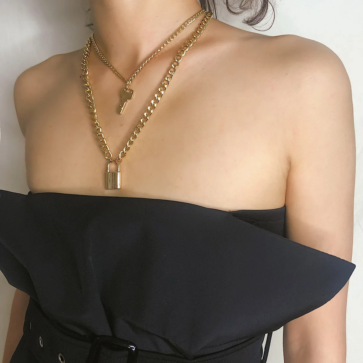 

Fashionable Geometrical Element Joker Necklace Multi Layer Simple Key Chain Lock Form Pendant Necklace for Women Birthday Gifts