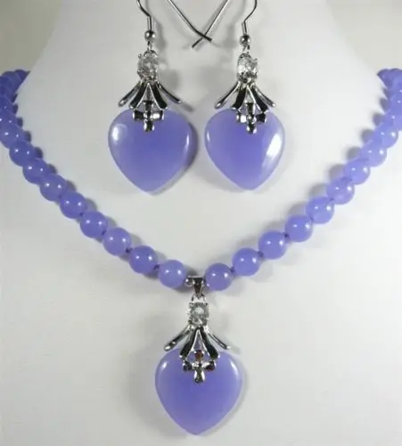 NEW. A  PURPLE AMETHYST JADE  NECKLACE AND   EARRING SET 
