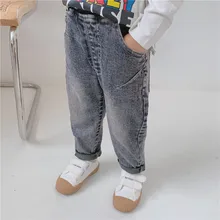 Маленькие дети 19 осень и зима стиль гусеничный Мода Стиль тусклые полированные черные джинсы для мальчиков джинсы для девочек