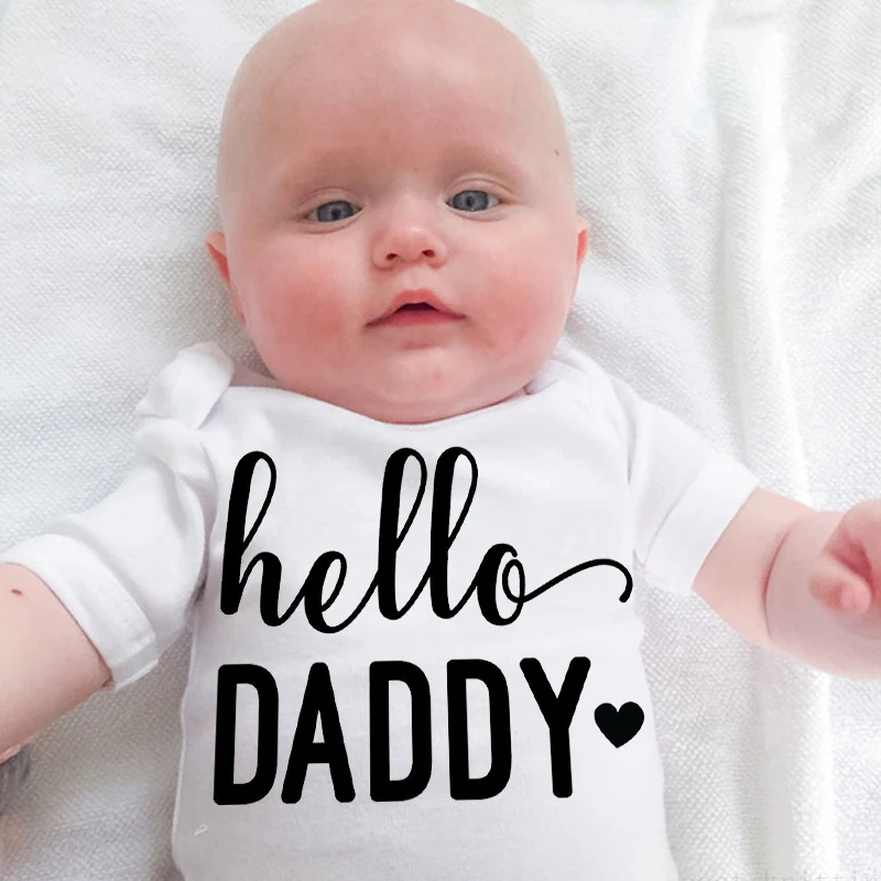 Милый комбинезон с короткими рукавами и надписью «Hello Daddy» для новорожденных мальчиков и девочек, одежда белого цвета
