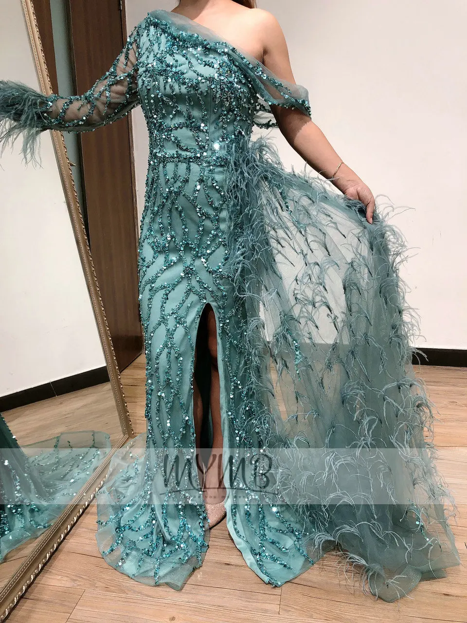 Sleek Sparking Green Custom Princess Girls Evening Wear One Open Sleeve Beaded Feathers Split Prom Party Gowns With Side Skirt | Свадьбы и