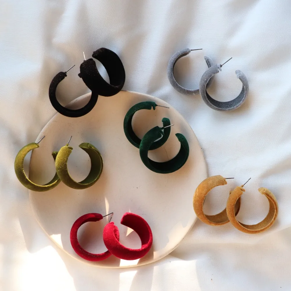 AOMU Осенняя винтажная цветная, мягкая, плюшевая, с шариками, простые большие круглые серьги-кольца для женщин, корейские массивные вечерние ювелирные изделия, подарок
