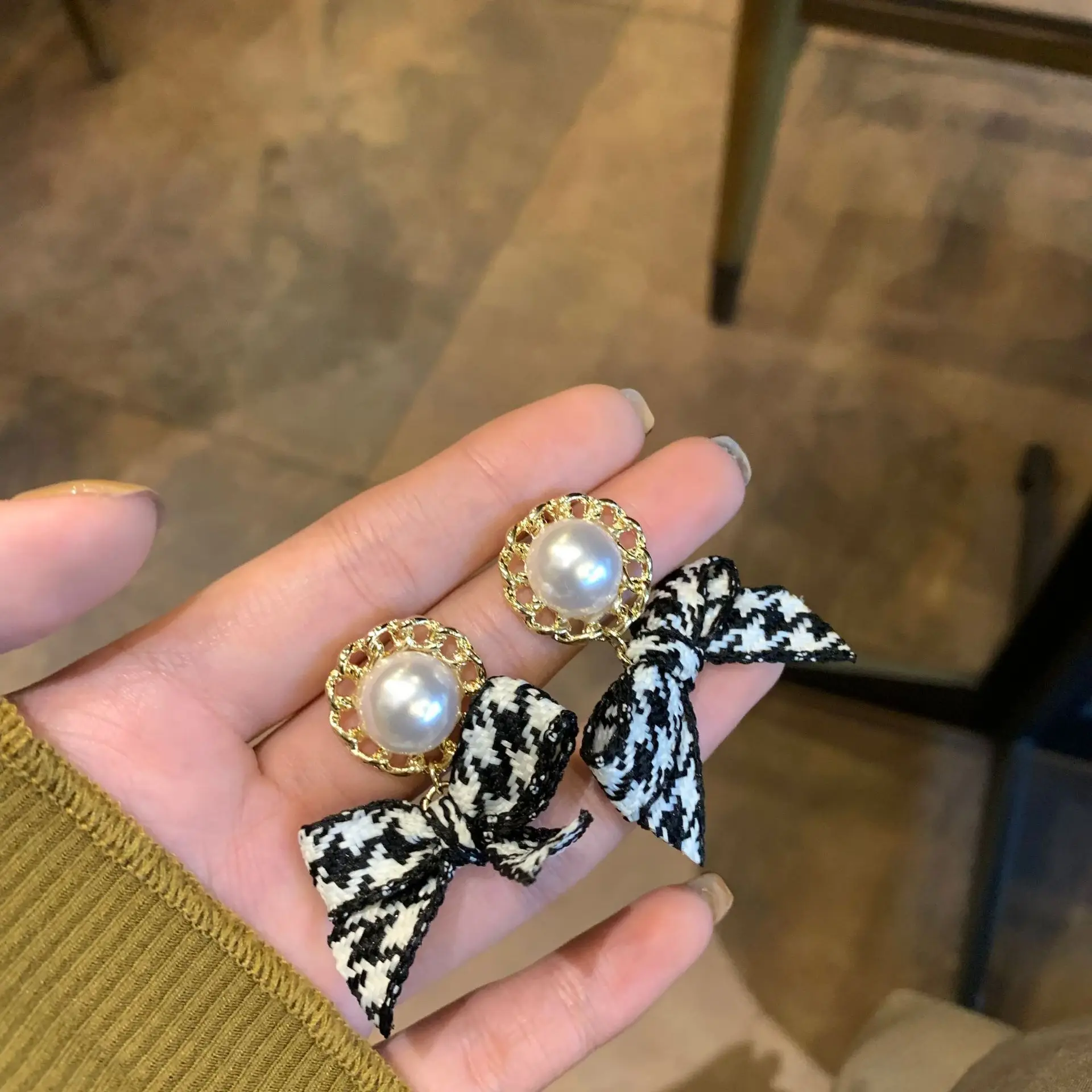 Vintag Style Winter Blacjk White Houndstooth Bow Earrings