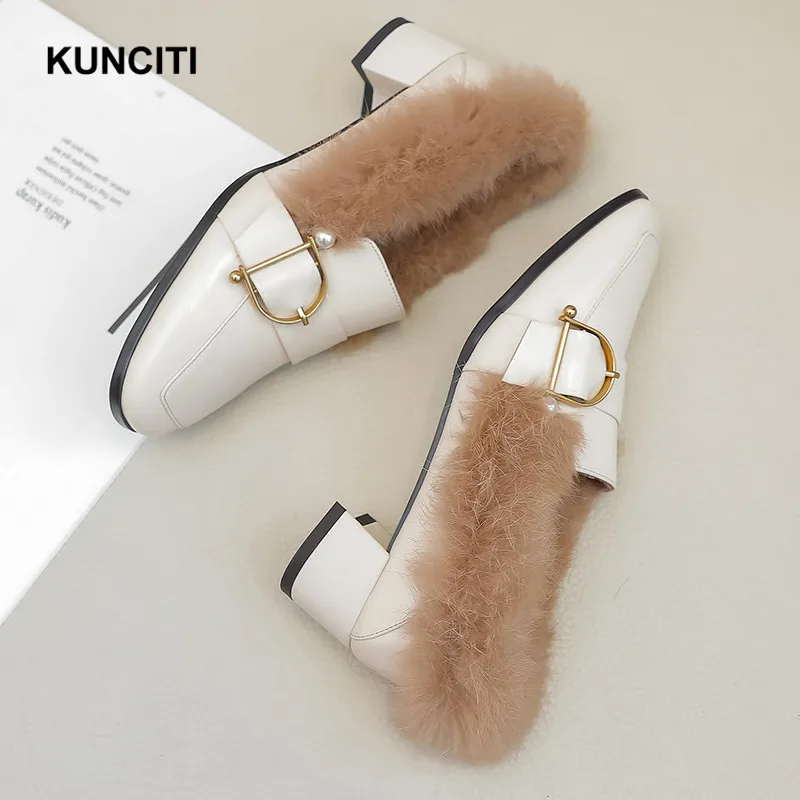 KUNCITI/женские зимние туфли-лодочки женская повседневная обувь из коровьей кожи с кроличьим мехом обувь на среднем квадратном каблуке с металлическим украшением размеры 34-41, Новинка