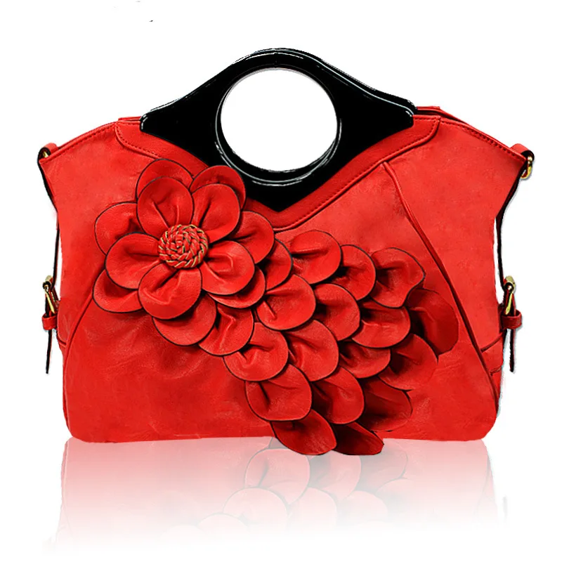 Flowers-c сумки. Украшения из кожи для сумок. Сумка flowers. Трендовые женские сумочки. Цветы в сумке.