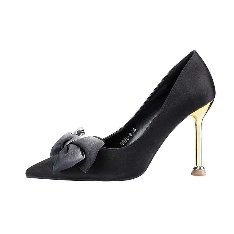 Туфли-лодочки на каблуке 9,5 см; соблазнительные женские тонкие туфли с острым носком на высоком каблуке-шпильке с бантом; женская обувь из органической кожи на тонком атласном каблуке