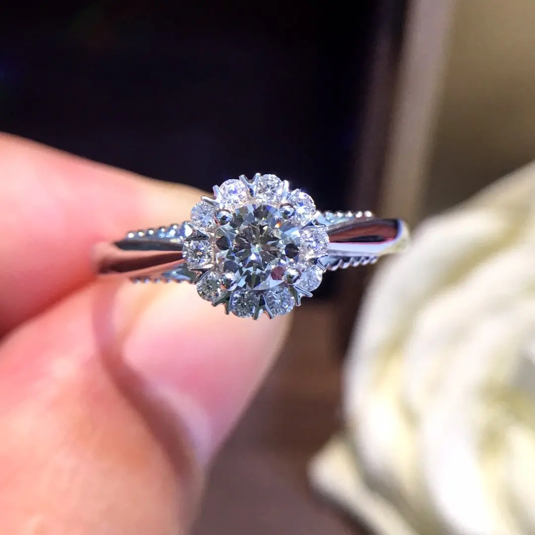 Кольцо из чистого золота с натуральным бриллиантом