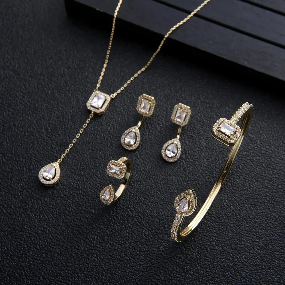 مجوهرات تواكب الموضة تجعل اطلالتك ملفتة