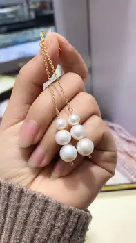

New pearl earrings, nicely decorated face, more beautiful with skirt