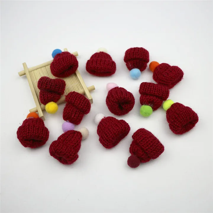 Wine red mini hats 10-50 шт вязаные мини шапки с бубоном DIY ремесло поставки головной убор брошь крючком декор из игрушек ювелирные аксессуары маленькие шапки компоненты - Цвет: Wine red mini hats