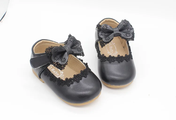 Новинка года; сезон весна-осень; детская обувь в Корейском стиле; обувь принцессы для маленьких девочек; модная кружевная обувь из искусственной кожи с мягкой подошвой для малышей