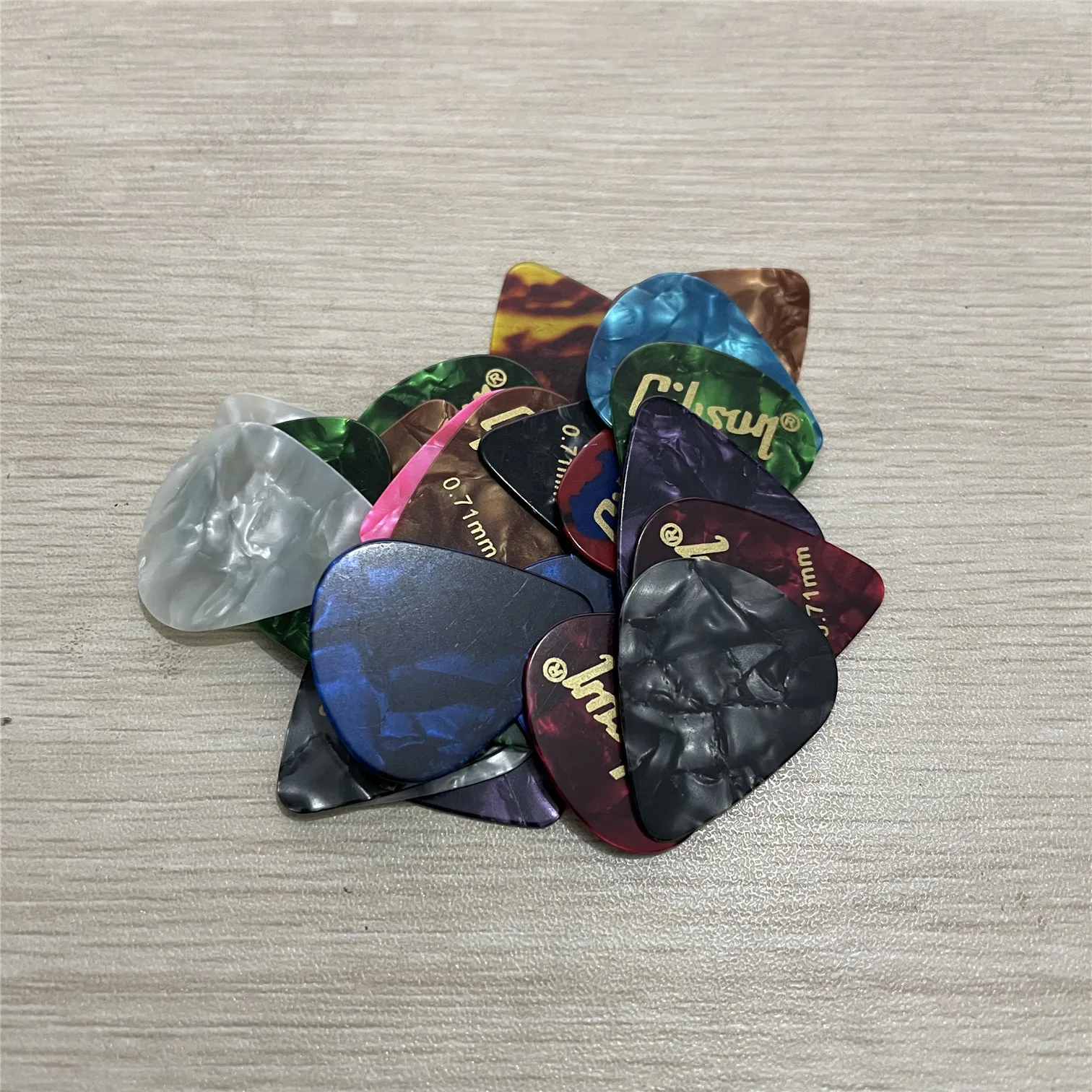 Celluloid Guitar Picks 100pcs Mediator Thickness 0.46 0.71 0.96mm Color Random
