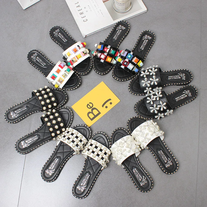 Шлепанцы женские с заклепками пляжные сандалии без застежки плоская подошва