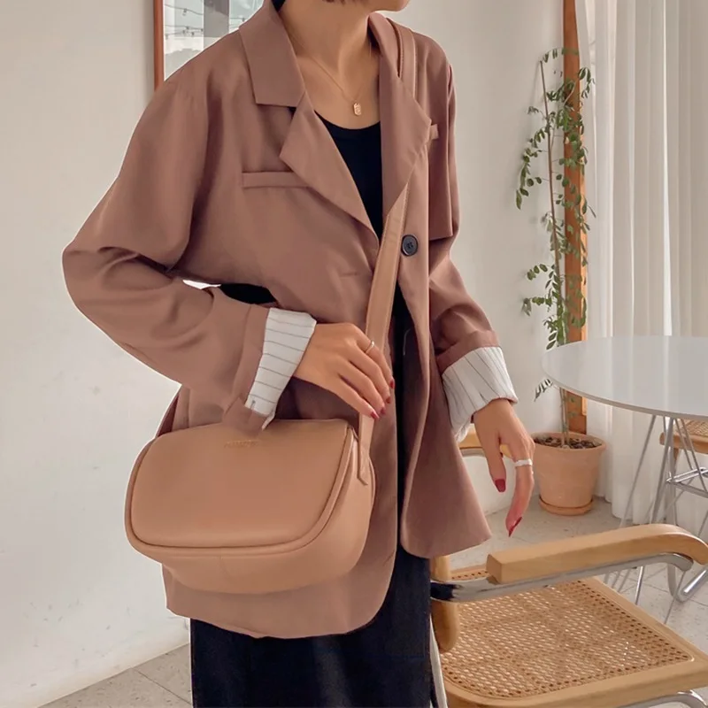 

Half round retro saddle bag with wide shoulder strap