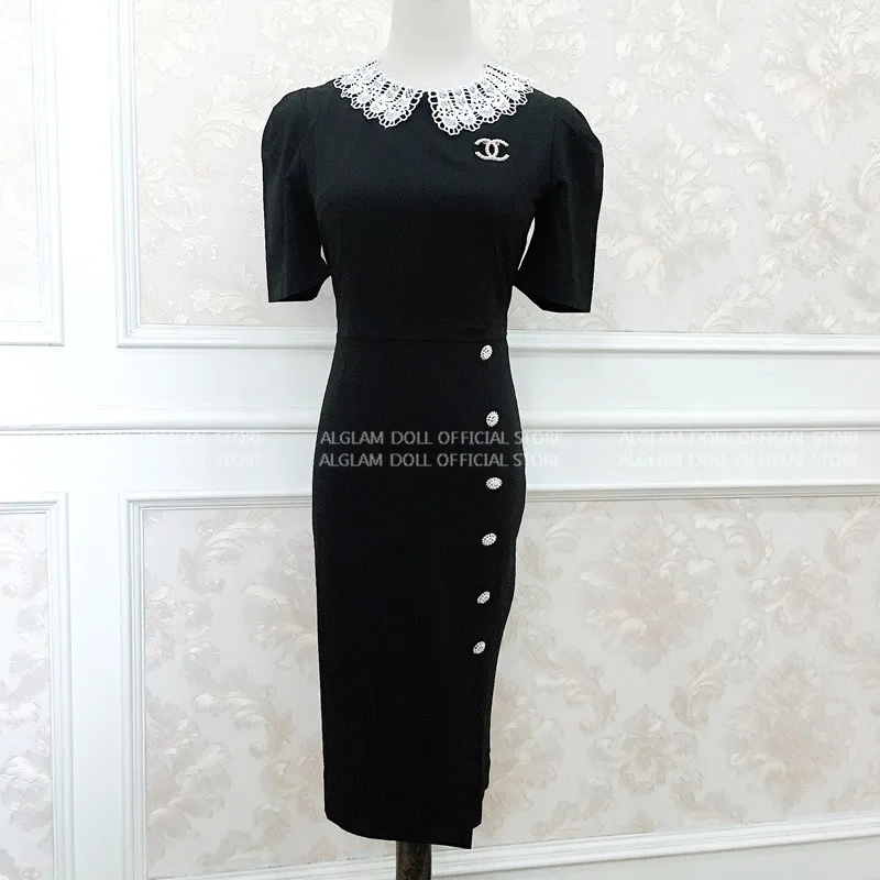 Летнее черное платье-карандаш длиной до колена с пышными рукавами и кружевным воротником; однобортное офисное платье