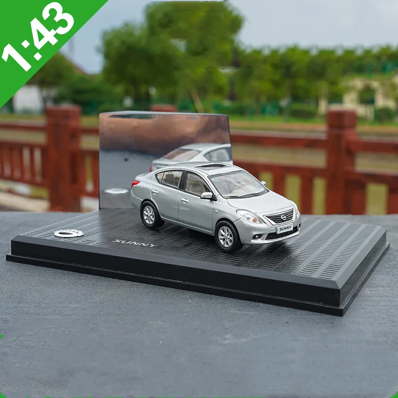 Серебристый Высококачественная оригинальная модель из солнечного сплава 1:43 Nissan, коллекция подарков для моделирования, Литые металлические Автомобильные украшения - Цвет: Серебристый