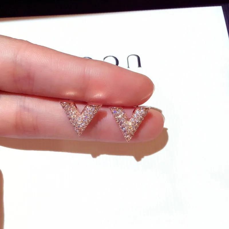 lv shape earrings