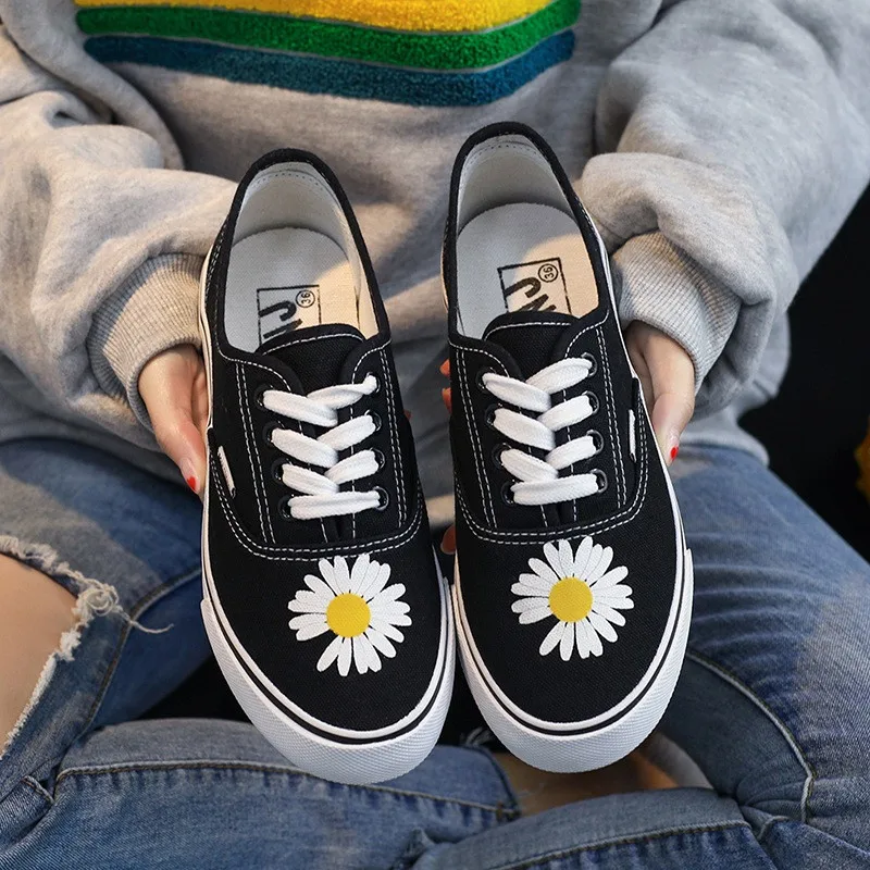 Womens New Canvas Shoes Daisy High Quality Female Casual Board Shoes Women Flat Shoes Casual sports shoes Women Vulcanized Shoes
