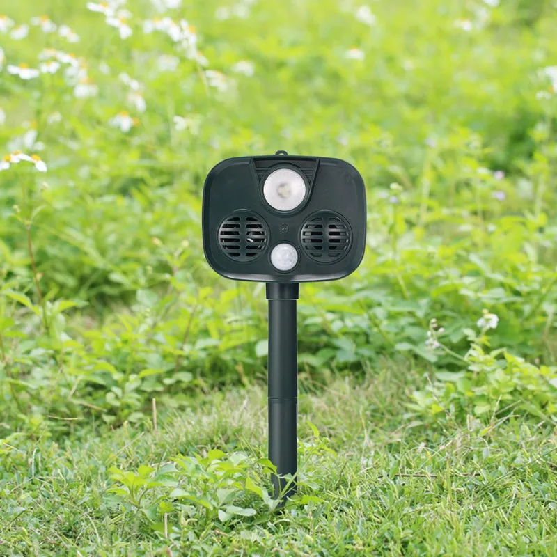 Powered Solar Animals Repeller Outdoor Ultrasonic Camping Alarm Device With Motion Sensor And Flashing LED Lights