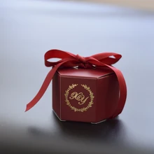 100pcs Свадебный подарок пользовательские имя, дата красного цвета в европейском стиле с шестигранной головкой конфетная коробка с лентой индивидуальный свадебный подарок коробки для гостей