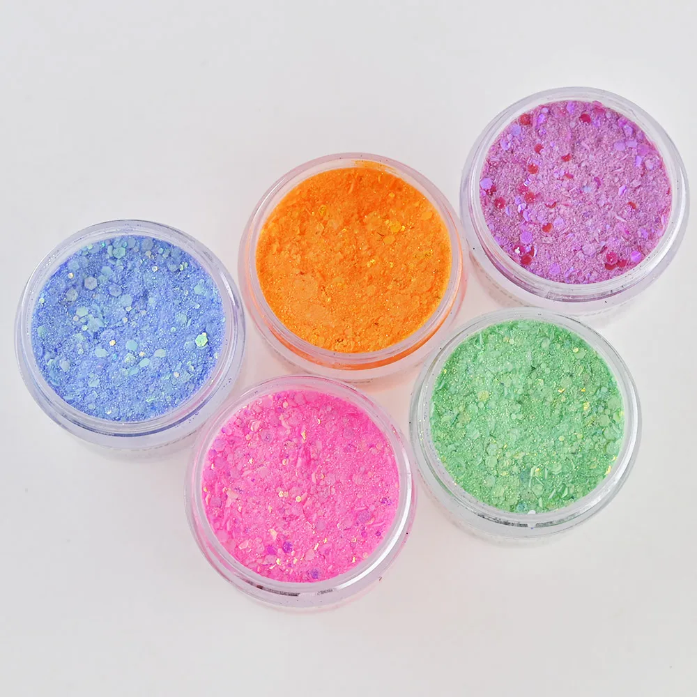 Акриловый блеск. Акриловый блеск. Акриловый блеск. Шестигранники перламутровые ногти. Фото маникюр с флуоресцентными пигментами.