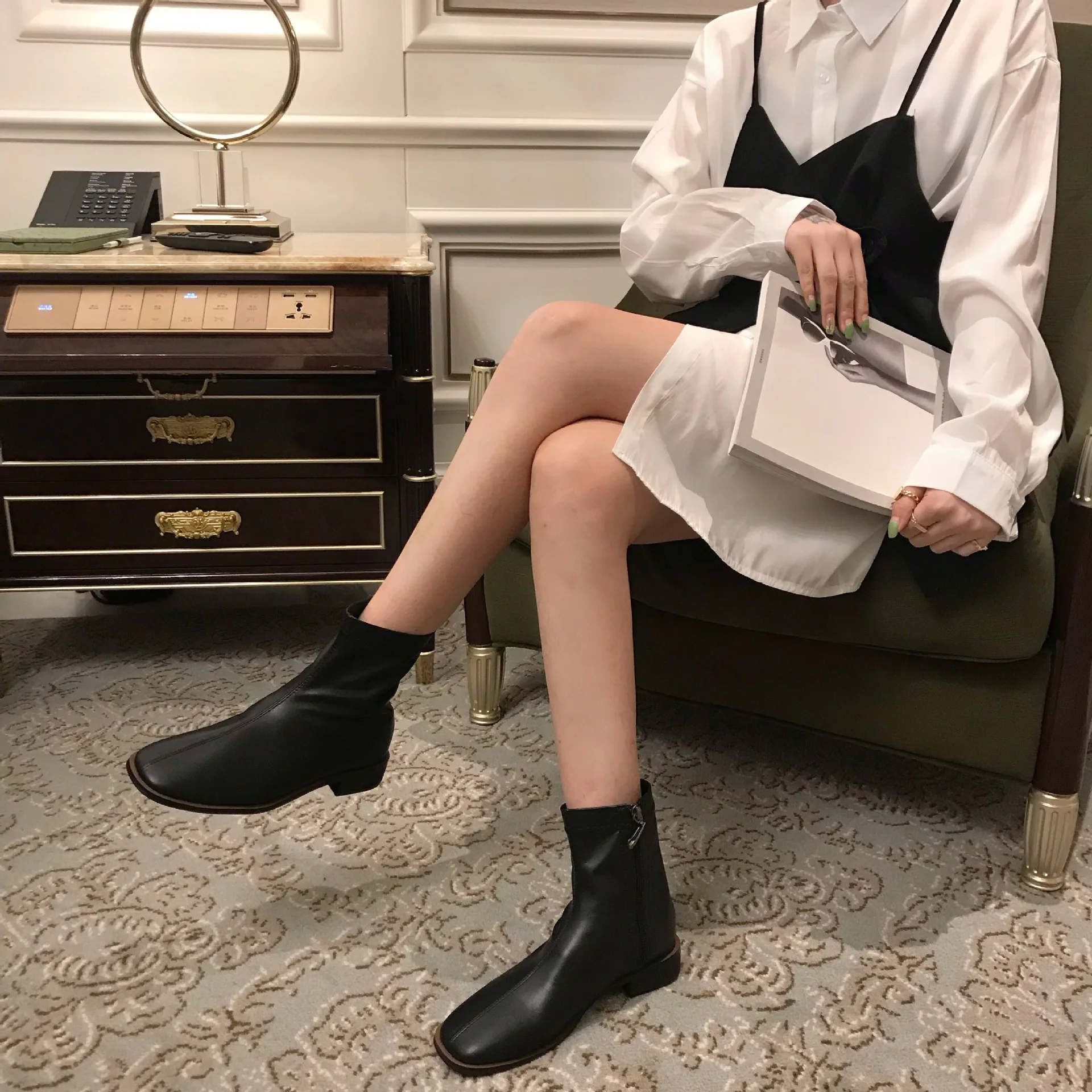 

2019 Winter South Korea Dongdaemun Ultra-Soft Squared Head Low Heel Short Online Celebrity Short Boots