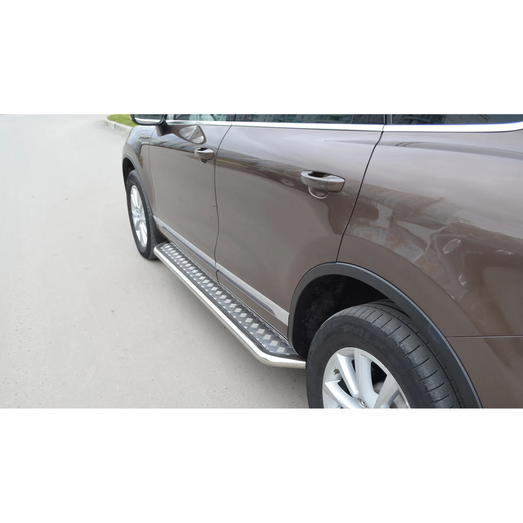 Пороги подножки для Volkswagen Touareg 2 2010- из нержавеющей стали со штатными креплениями