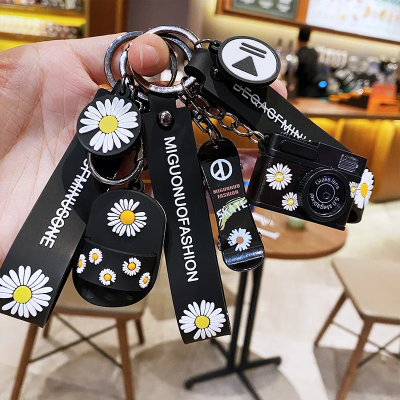Korean Daisy Keychain Silicone Slipper Skateboard Black Blue Red Pendante Cute Bag Car Key Ring Men Women Couple Jewelry Lanyard |
