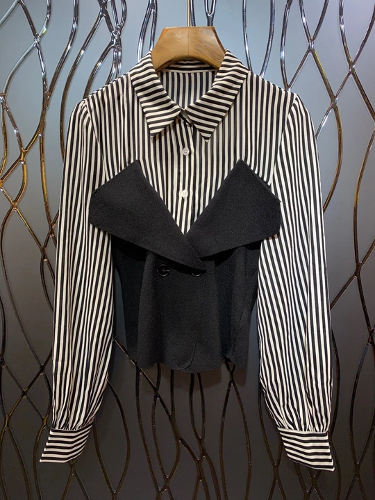 

In early autumn of 2019, the new girl's small lapel, color matching and stitching stripes, long sleeves and short jacket 731