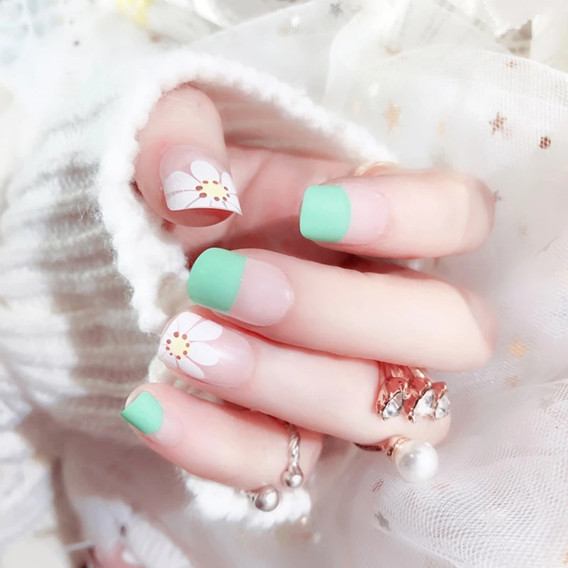 

24 Pcs Clear Artificial Fake Nails Flower French False Nails For Lady New Design Fingernails For Manicure Z222