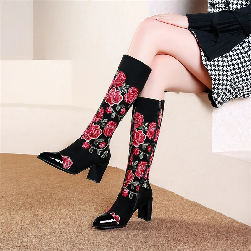 FEDONAS/осенне-зимние женские замшевые сапоги до колена с вышивкой; Винтажная обувь для выпускного бала; качественные женские высокие сапоги; большие размеры