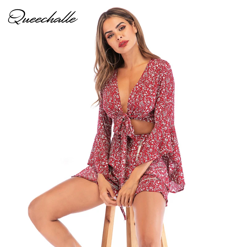 

Комплект женский шифоновый из 2 предметов, укороченный топ с цветочным принтом и шорты, пикантный пляжный комплект одежды с расклешенными рукавами, летний комплект из двух предметов