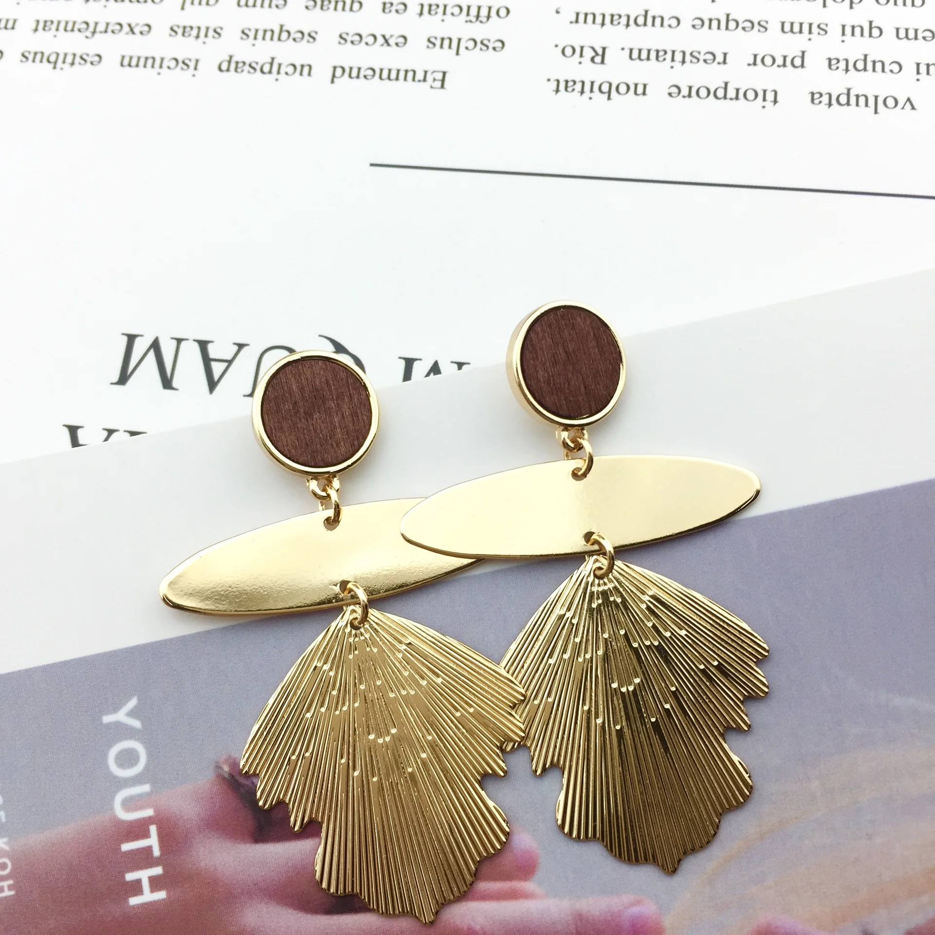 

VOHE Simple Design Big Metal Leaf Earrings Shiny Gold Color Flower Earrings for Women Luxury Punk Fashion Jewelry Plant
