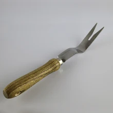 Садовая полольная вилка и ручной экстрактор сорняков; длинные щипцы и деревянная ручка