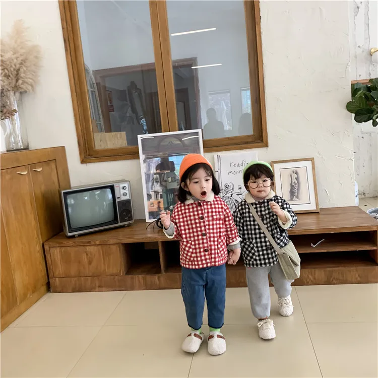 Новая Корейская Детская шерстяная одежда для малышей, мутоновая шуба, осенне-зимняя одежда для маленьких девочек, однобортное короткое хлопковое пальто в клетку для маленьких мальчиков