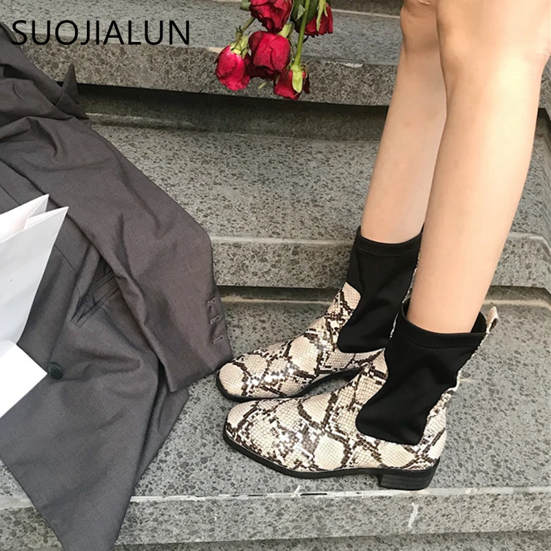 SUOJIALUN/женские слипоны; модные короткие ботинки со змеиным принтом; эластичные носки; женские Ботинки martin на плоской подошве без застежки; сезон осень-зима
