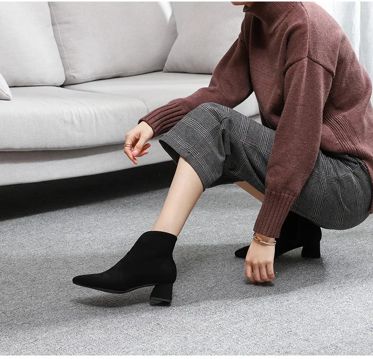 Женские ботинки; короткие ботильоны на резиновой подошве; однотонные черные ботинки из флока с волнистым узором на квадратном среднем каблуке с острым носком; зимние ботинки размера плюс