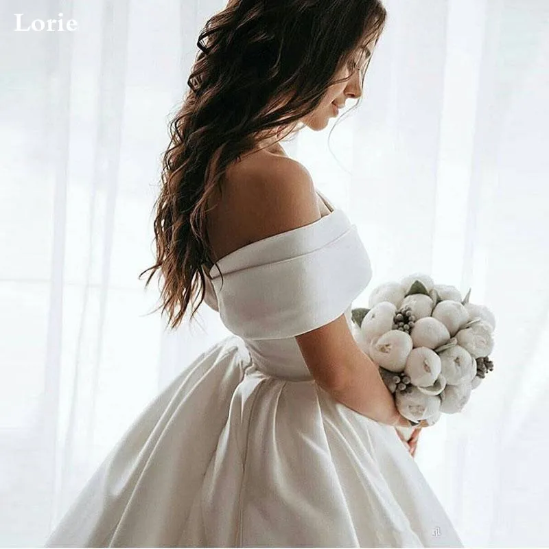 Lorie Prinses Trouwjurken Satin Vintage Uit De Schouder Wedding Bruid Jurken Lange Trein Wit Ivoor Wedding Baljurk Lorie Prinses Trouwjurken Satin Vintage Uit De Schouder Wedding Bruid Jurken Lange Trein Wit Ivoor Wedding Baljurk