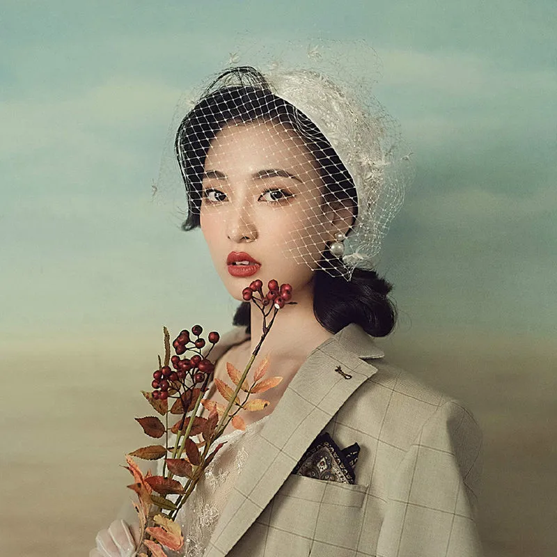 

Women's Handmade Holiday Party Decoration Fashionable White Mesh Bowler Hat Hair AccessoriesWedding Elegant Stage Headdress Mask