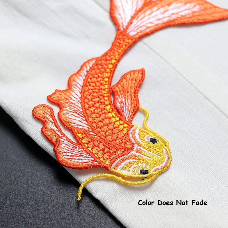 Toppa Ricamata Goldfish A Forma Di Pesce Con Grande Occhio, 6.4x9 Cm. Applicabile Con Ferro Da Stiro O Da Cucire. Perfetta Per Personalizzare Giacche E Zaini.