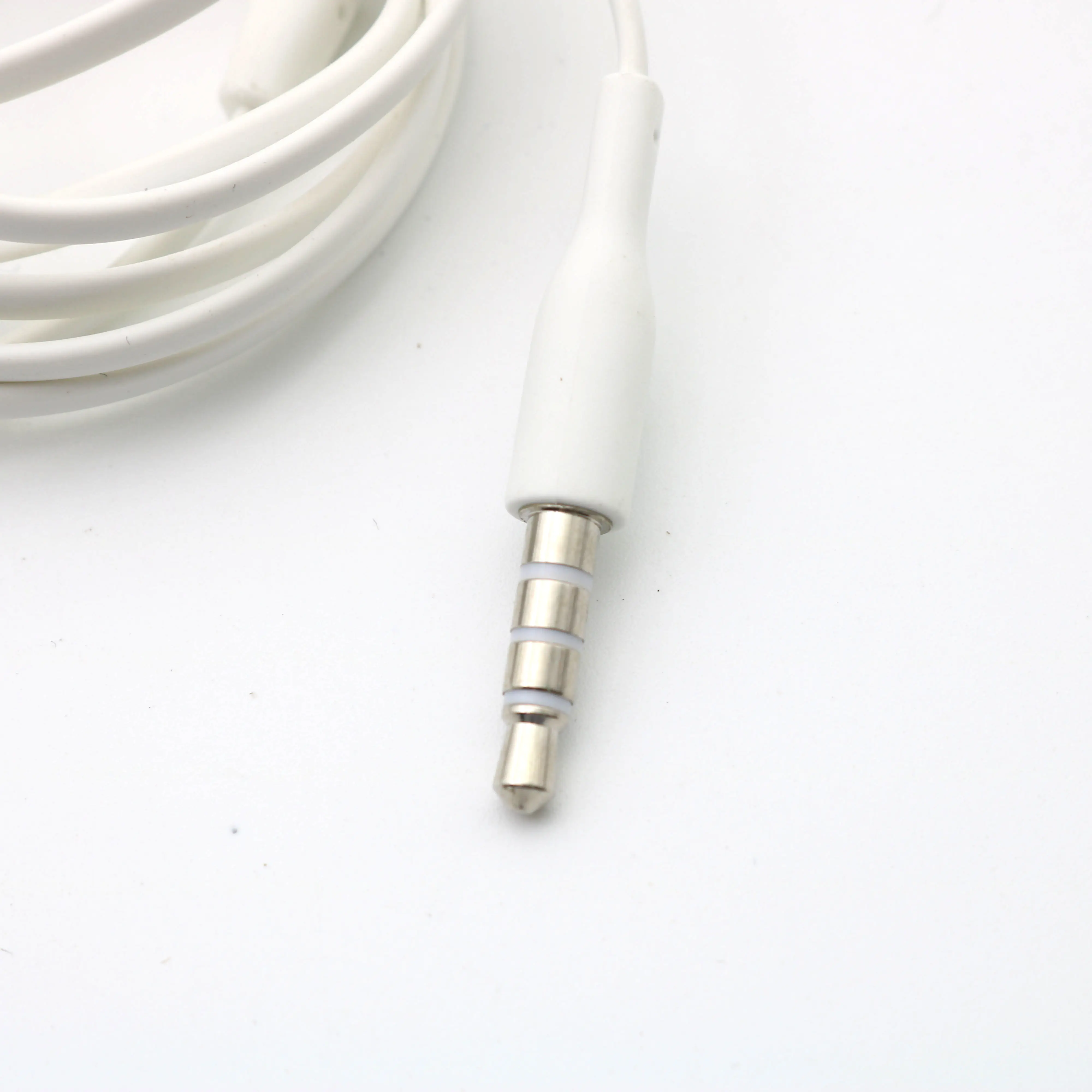 Особенности: Наименование: стереогарнитура Samsung марка: Серия: HS330 / J5 Цвет: белый
