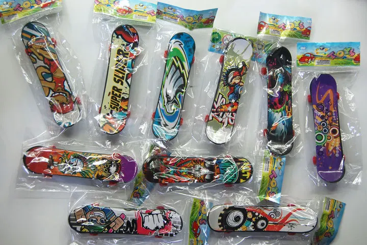Random Mini FSB Finger Skateboarding Toys 1pcs for Kids Gift