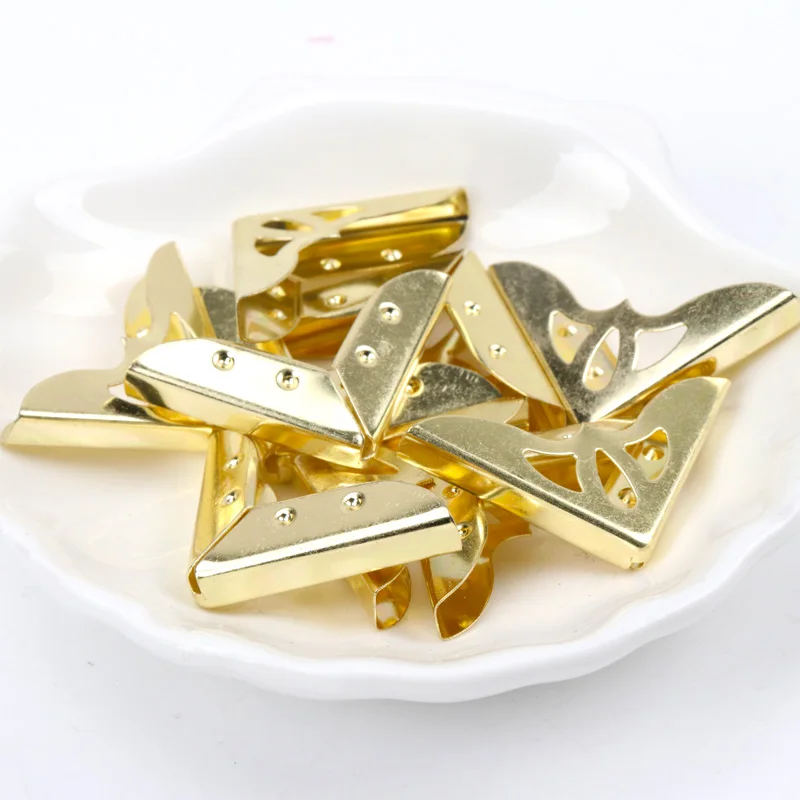 Рисунок 2 - Металлические уголки для книг