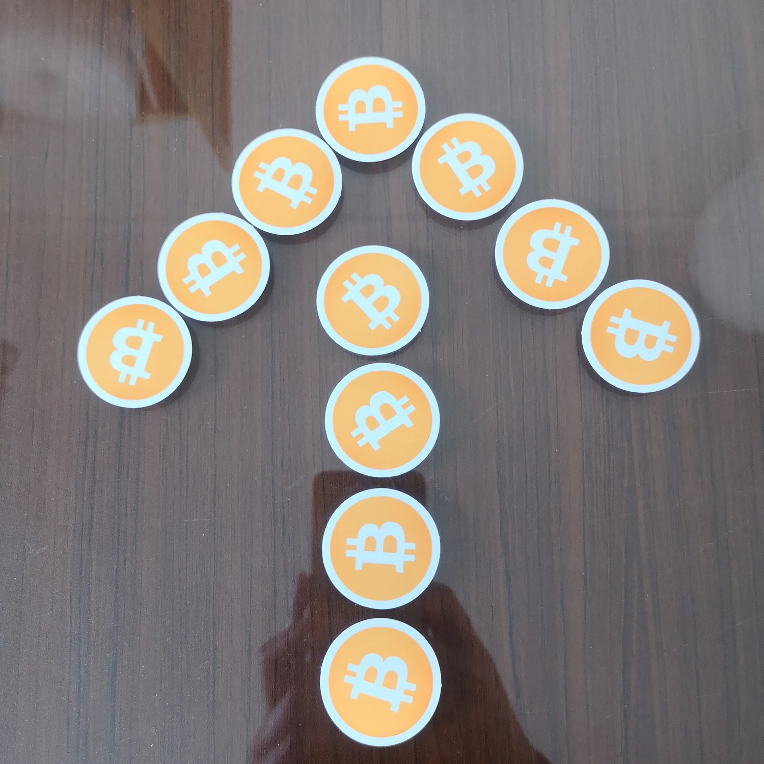 20 Stück 3,5 cm BITCOIN-LOGO-Aufkleber, wasserfest, reißfest, weißes PVC, einzeln geschnitten, für Kryptowährungen, Fans, Werbung – Detail 6