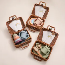 Silicone conjunto de alimentação do bebê talheres recém nascidos babadores copo colher tampa do bebê chocalho banho escova de alimentação do bebê produto utensílios de mesa presente conjunto