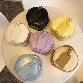 

The new mini round bag brings you a different sense of freshness, making him a good helper for dressing and matching