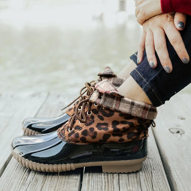 Женские непромокаемые сапоги леопардовой расцветки из водонепроницаемого материала; женские ботильоны на шнуровке с украшениями; модная женская обувь на низком каблуке и платформе; большие размеры - Цвет: Leopard